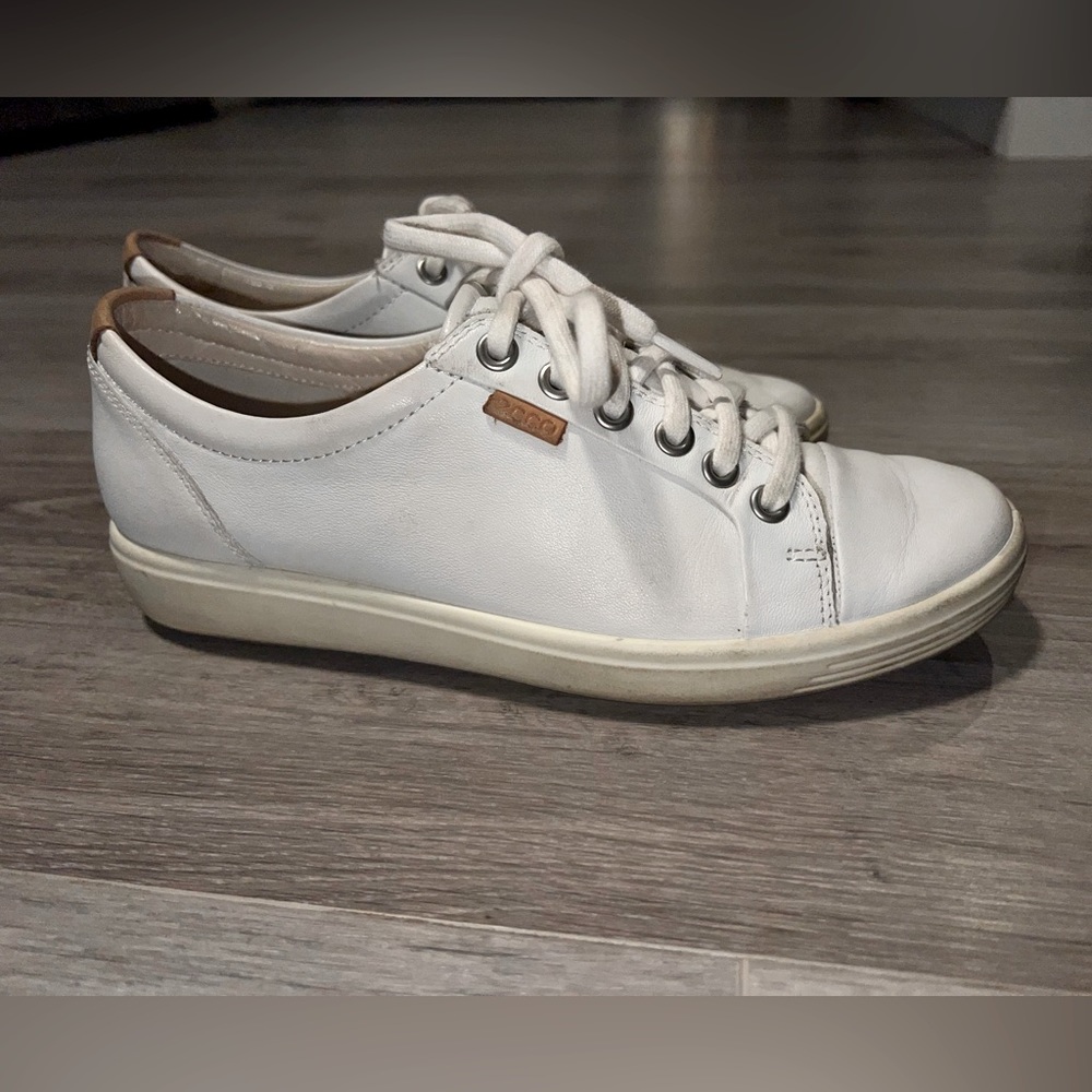 Buttery Ecco women’s white leather sneakers ready for Summer travel!